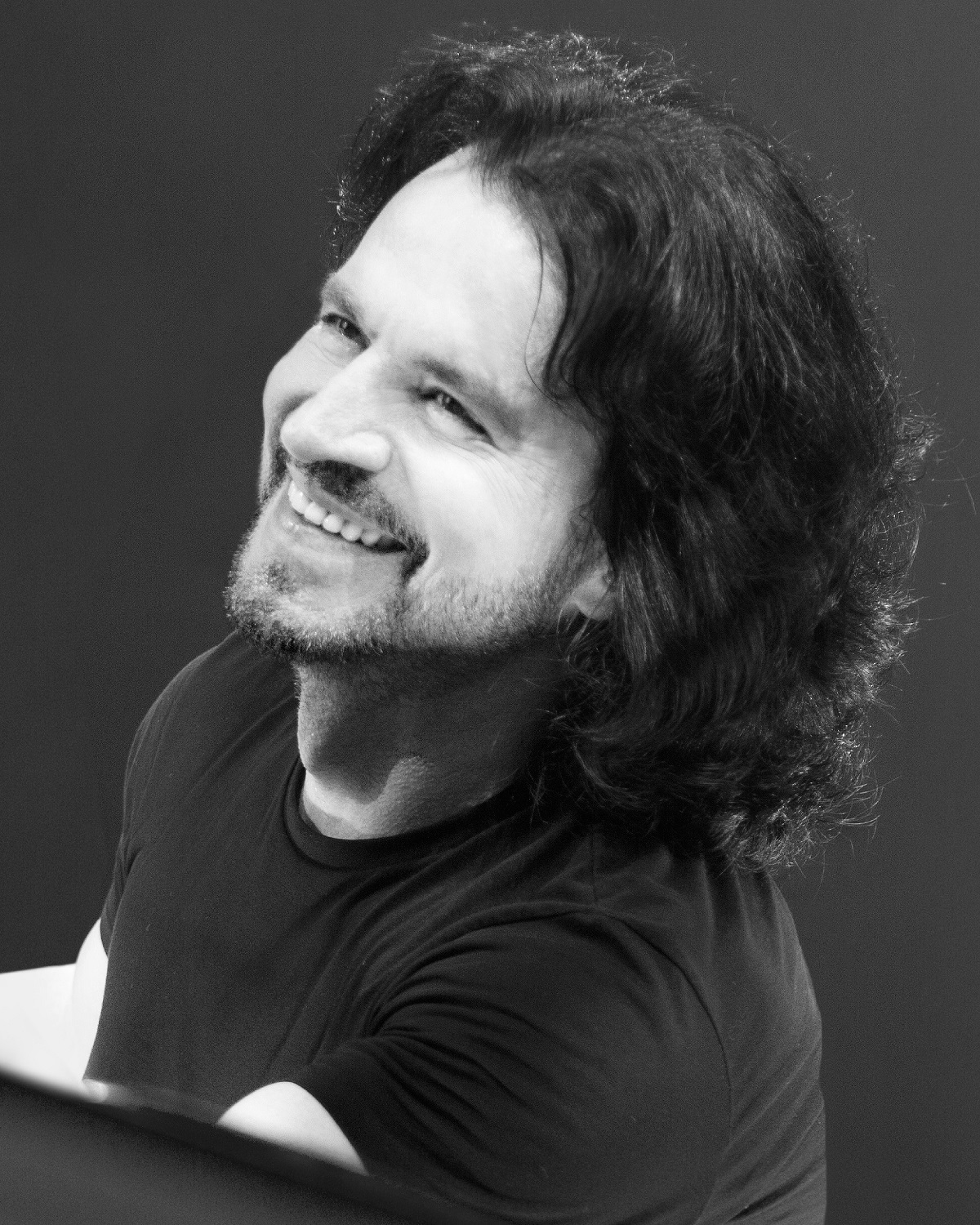 Yanni to celebrate the 25th anniversary of his iconic “Live At The